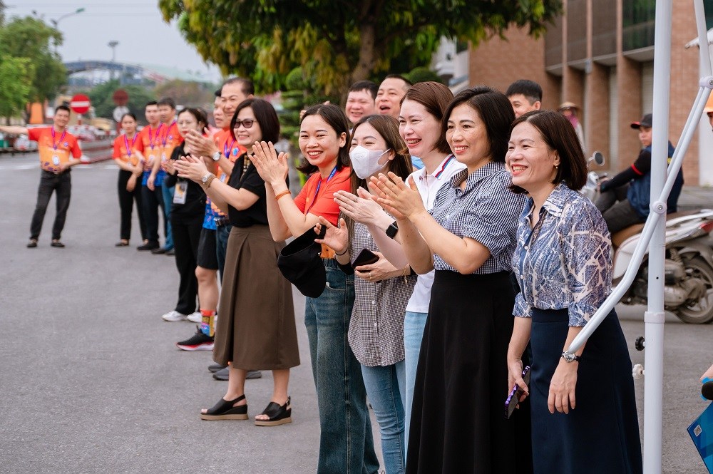 Khán giả cổ vũ nhiệt tình cho các VĐV