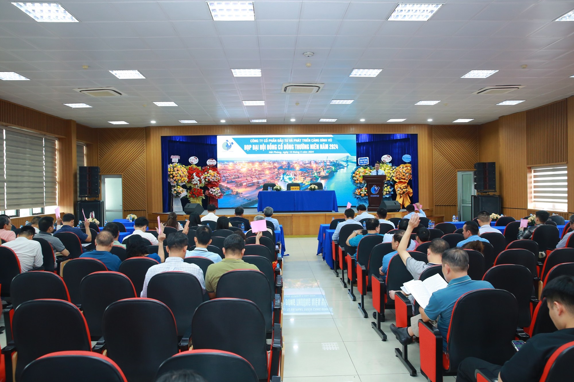 Đại hội biểu quyết thông qua chương trình nghị sự