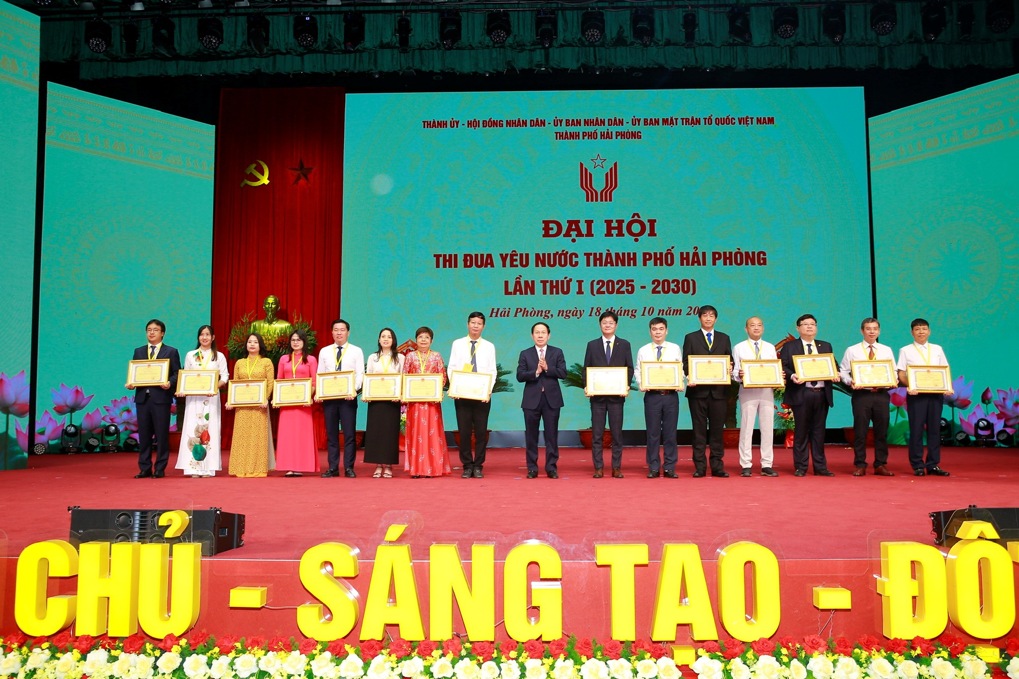 Bà Lê Thị Hải Thành (thứ 3 từ trái qua) - Ủy viên BCH Đảng ủy Cảng Đình Vũ đại diện Công ty nhận Bằng khen