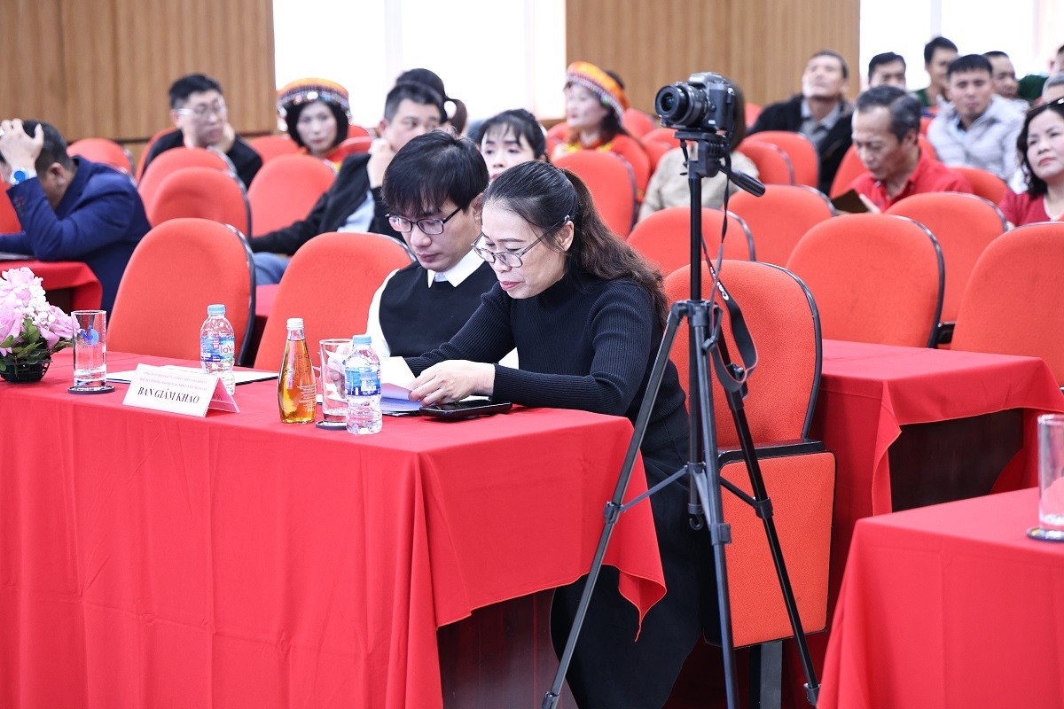 BGK đang ghi chú nhận xét các tiết mục 