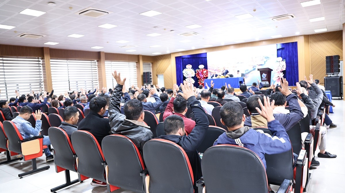 Đại biểu biểu quyết thông qua Nghị quyết Hội nghị