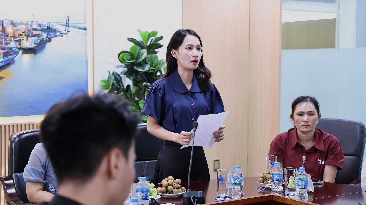 Cháu Trần Thị Bình Minh - đại diện các cháu học sinh, sinh viên phát biểu cảm ơn Cảng Đình Vũ